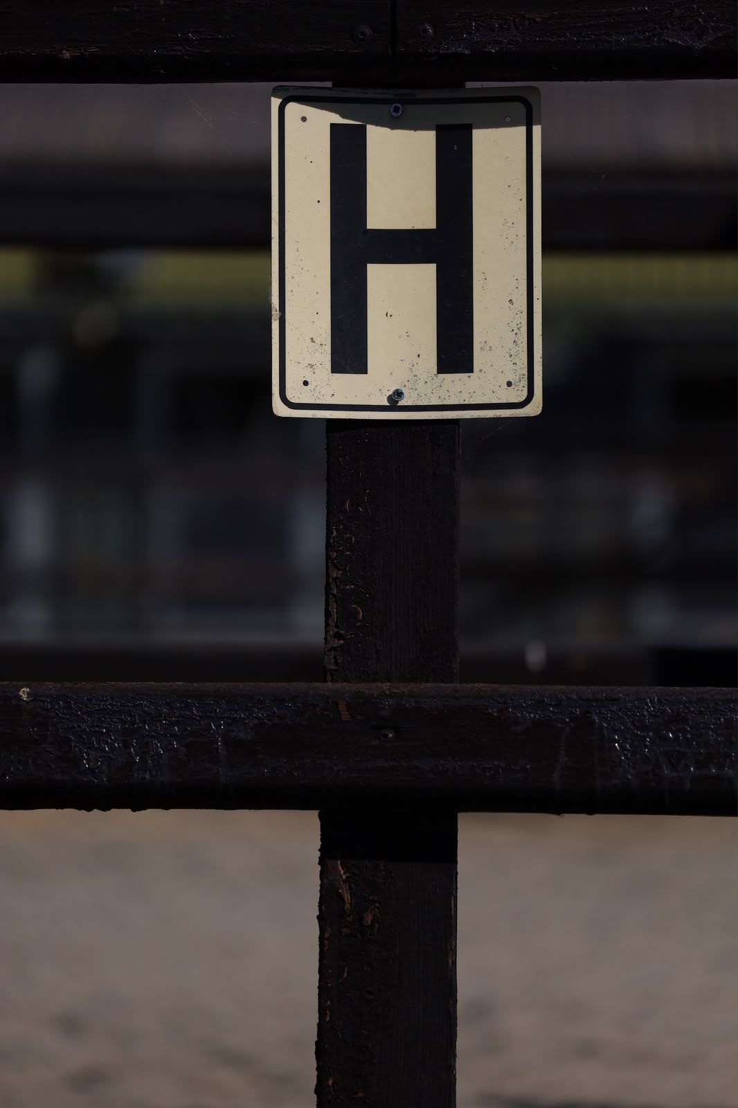 Dressuurletter H aan het hek van de buitenbak — KNHS-wedstrijden