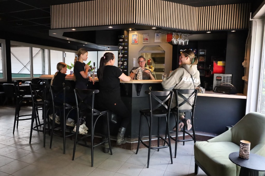 Gezellige bar bij Plek met gasten aan hoge tafels