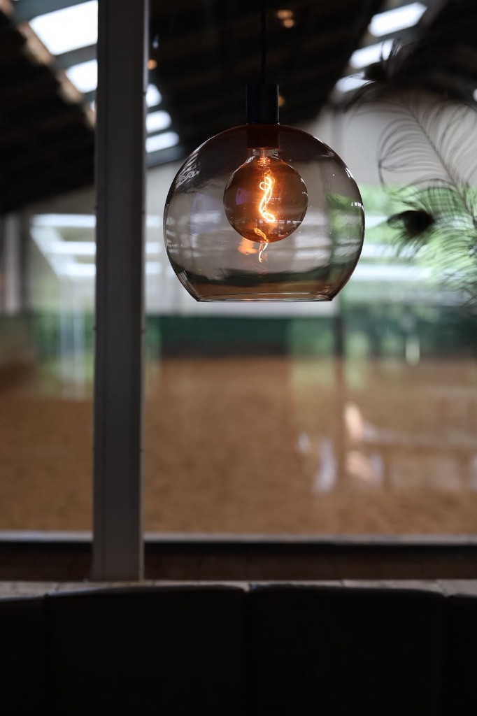Hanglamp met uitzicht op de binnenbak